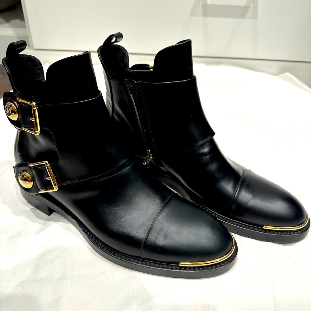 Gorgeous Louis Vuitton ankle boots. Run small